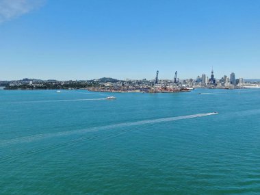 Devonport, Auckland / Yeni Zelanda - 30 Aralık 2019: The Victorian Style Seaside Village of Devonport, Arkaplanda Auckland simgeleri ve Cbd ile gökyüzü çizgisi