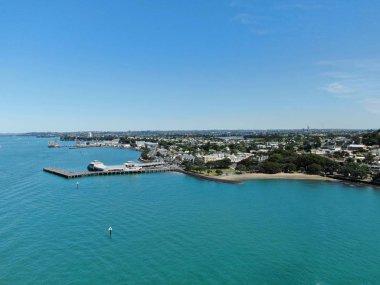 Devonport, Auckland / Yeni Zelanda - 30 Aralık 2019: The Victorian Style Seaside Village of Devonport, Arkaplanda Auckland simgeleri ve Cbd ile gökyüzü çizgisi