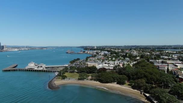 德文波特 奥克兰 新西兰 2019年12月30日 维多利亚风格的德文波特海滨村 背景是奥克兰地标和Cbd的天际线 — 图库视频影像