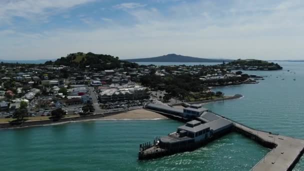 德文波特 奥克兰 新西兰 2019年12月30日 维多利亚风格的德文波特海滨村 背景是奥克兰地标和Cbd的天际线 — 图库视频影像