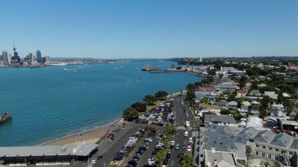 Devonport オークランド ニュージーランド 2019年12月30日 背景にオークランドのランドマークとCbdのスカイラインとビクトリア朝様式の海辺の村Devonport — ストック動画