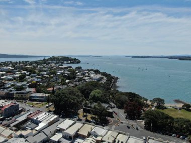 Devonport, Auckland / Yeni Zelanda - 30 Aralık 2019: The Victorian Style Seaside Village of Devonport, Arkaplanda Auckland simgeleri ve Cbd ile gökyüzü çizgisi
