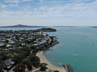 Devonport, Auckland / Yeni Zelanda - 30 Aralık 2019: The Victorian Style Seaside Village of Devonport, Arkaplanda Auckland simgeleri ve Cbd ile gökyüzü çizgisi