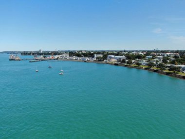Devonport, Auckland / Yeni Zelanda - 30 Aralık 2019: The Victorian Style Seaside Village of Devonport, Arkaplanda Auckland simgeleri ve Cbd ile gökyüzü çizgisi