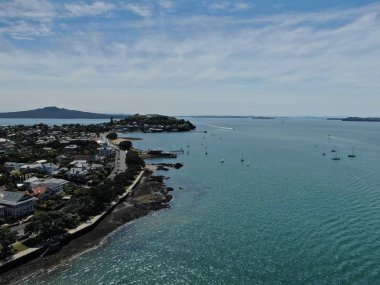 Devonport, Auckland / Yeni Zelanda - 30 Aralık 2019: The Victorian Style Seaside Village of Devonport, Arkaplanda Auckland simgeleri ve Cbd ile gökyüzü çizgisi