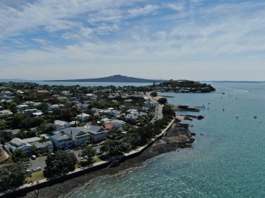 Devonport, Auckland / Yeni Zelanda - 30 Aralık 2019: The Victorian Style Seaside Village of Devonport, Arkaplanda Auckland simgeleri ve Cbd ile gökyüzü çizgisi