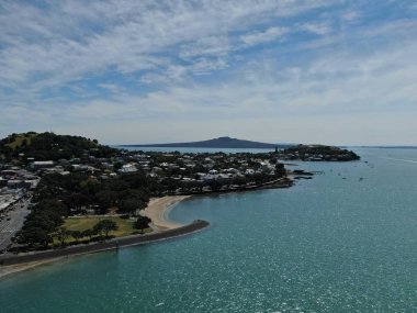 Devonport, Auckland / Yeni Zelanda - 30 Aralık 2019: The Victorian Style Seaside Village of Devonport, Arkaplanda Auckland simgeleri ve Cbd ile gökyüzü çizgisi
