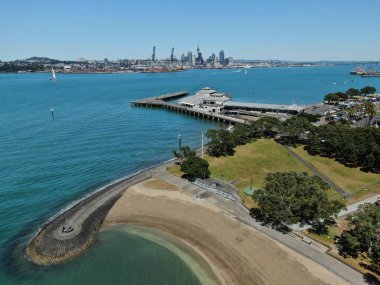Devonport, Auckland / Yeni Zelanda - 30 Aralık 2019: The Victorian Style Seaside Village of Devonport, Arkaplanda Auckland simgeleri ve Cbd ile gökyüzü çizgisi