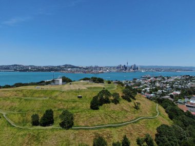 Devonport, Auckland / Yeni Zelanda - 30 Aralık 2019: The Victorian Style Seaside Village of Devonport, Arkaplanda Auckland simgeleri ve Cbd ile gökyüzü çizgisi