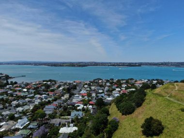 Devonport, Auckland / Yeni Zelanda - 30 Aralık 2019: The Victorian Style Seaside Village of Devonport, Arkaplanda Auckland simgeleri ve Cbd ile gökyüzü çizgisi