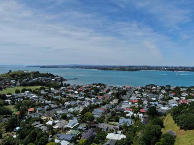 Devonport, Auckland / Yeni Zelanda - 30 Aralık 2019: The Victorian Style Seaside Village of Devonport, Arkaplanda Auckland simgeleri ve Cbd ile gökyüzü çizgisi