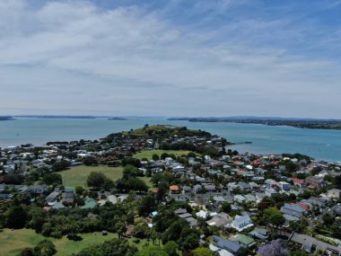 Devonport, Auckland / Yeni Zelanda - 30 Aralık 2019: The Victorian Style Seaside Village of Devonport, Arkaplanda Auckland simgeleri ve Cbd ile gökyüzü çizgisi