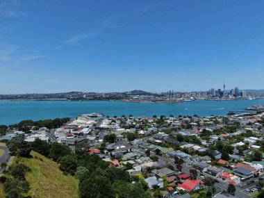 Devonport, Auckland / Yeni Zelanda - 30 Aralık 2019: The Victorian Style Seaside Village of Devonport, Arkaplanda Auckland simgeleri ve Cbd ile gökyüzü çizgisi