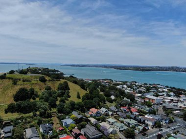Devonport, Auckland / Yeni Zelanda - 30 Aralık 2019: The Victorian Style Seaside Village of Devonport, Arkaplanda Auckland simgeleri ve Cbd ile gökyüzü çizgisi