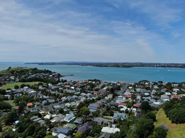 Devonport オークランド ニュージーランド 2019年12月30日 背景にオークランドのランドマークとCbdのスカイラインとビクトリア朝様式の海辺の村Devonport — ストック写真