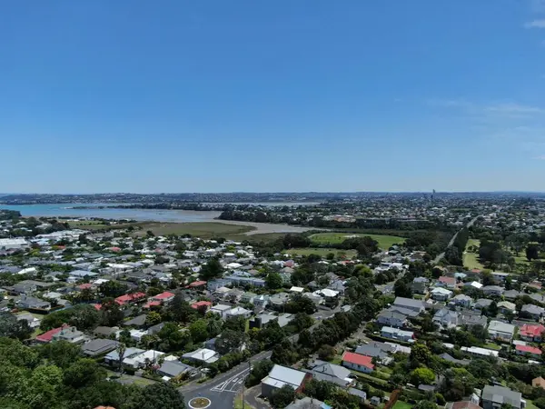 Devonport オークランド ニュージーランド 2019年12月30日 背景にオークランドのランドマークとCbdのスカイラインとビクトリア朝様式の海辺の村Devonport — ストック写真