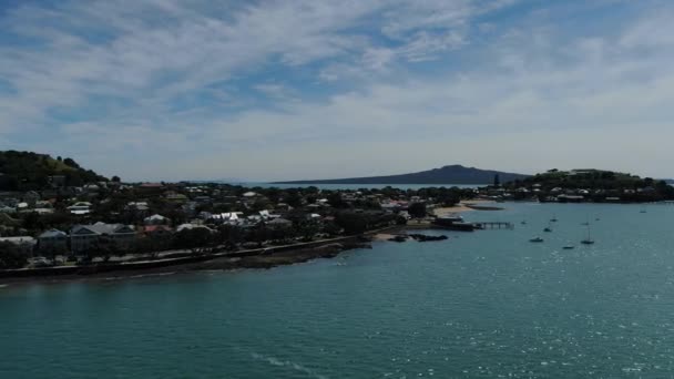 Devonport オークランド ニュージーランド 2019年12月30日 背景にオークランドのランドマークとCbdのスカイラインとビクトリア朝様式の海辺の村Devonport — ストック動画