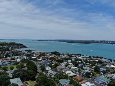 Devonport, Auckland / Yeni Zelanda - 30 Aralık 2019: The Victorian Style Seaside Village of Devonport, Arkaplanda Auckland simgeleri ve Cbd ile gökyüzü çizgisi