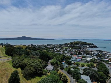 Devonport, Auckland / Yeni Zelanda - 30 Aralık 2019: The Victorian Style Seaside Village of Devonport, Arkaplanda Auckland simgeleri ve Cbd ile gökyüzü çizgisi
