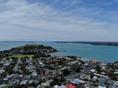 Devonport, Auckland / Yeni Zelanda - 30 Aralık 2019: The Victorian Style Seaside Village of Devonport, Arkaplanda Auckland simgeleri ve Cbd ile gökyüzü çizgisi