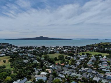 Devonport, Auckland / Yeni Zelanda - 30 Aralık 2019: The Victorian Style Seaside Village of Devonport, Arkaplanda Auckland simgeleri ve Cbd ile gökyüzü çizgisi
