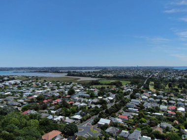 Devonport, Auckland / Yeni Zelanda - 30 Aralık 2019: The Victorian Style Seaside Village of Devonport, Arkaplanda Auckland simgeleri ve Cbd ile gökyüzü çizgisi