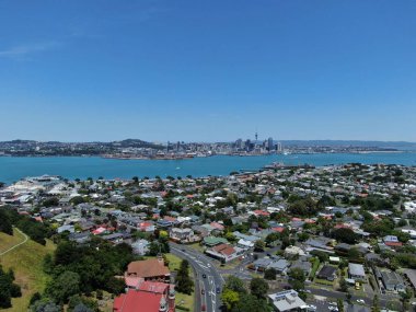 Devonport, Auckland / Yeni Zelanda - 30 Aralık 2019: The Victorian Style Seaside Village of Devonport, Arkaplanda Auckland simgeleri ve Cbd ile gökyüzü çizgisi
