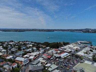 Devonport, Auckland / Yeni Zelanda - 30 Aralık 2019: The Victorian Style Seaside Village of Devonport, Arkaplanda Auckland simgeleri ve Cbd ile gökyüzü çizgisi