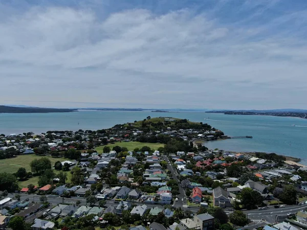 Devonport オークランド ニュージーランド 2019年12月30日 背景にオークランドのランドマークとCbdのスカイラインとビクトリア朝様式の海辺の村Devonport — ストック写真
