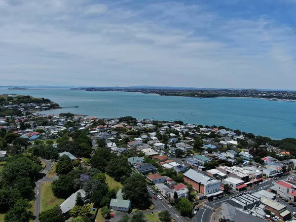 Devonport, Auckland / Yeni Zelanda - 30 Aralık 2019: The Victorian Style Seaside Village of Devonport, Arkaplanda Auckland simgeleri ve Cbd ile gökyüzü çizgisi
