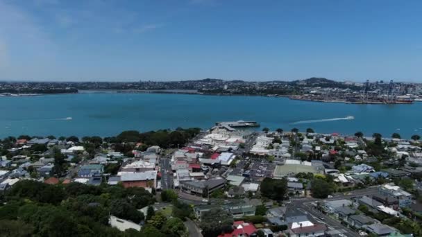 Devonport オークランド ニュージーランド 2019年12月30日 背景にオークランドのランドマークとCbdのスカイラインとビクトリア朝様式の海辺の村Devonport — ストック動画