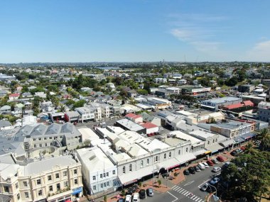 Devonport, Auckland / Yeni Zelanda - 30 Aralık 2019: The Victorian Style Seaside Village of Devonport, Arkaplanda Auckland simgeleri ve Cbd ile gökyüzü çizgisi