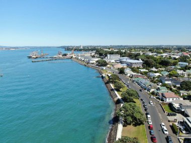Devonport, Auckland / Yeni Zelanda - 30 Aralık 2019: The Victorian Style Seaside Village of Devonport, Arkaplanda Auckland simgeleri ve Cbd ile gökyüzü çizgisi