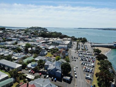 Devonport, Auckland / Yeni Zelanda - 30 Aralık 2019: The Victorian Style Seaside Village of Devonport, Arkaplanda Auckland simgeleri ve Cbd ile gökyüzü çizgisi