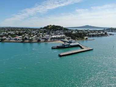 Devonport, Auckland / Yeni Zelanda - 30 Aralık 2019: The Victorian Style Seaside Village of Devonport, Arkaplanda Auckland simgeleri ve Cbd ile gökyüzü çizgisi