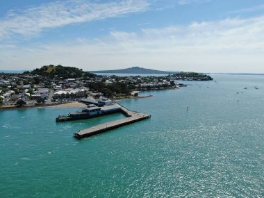 Devonport, Auckland / Yeni Zelanda - 30 Aralık 2019: The Victorian Style Seaside Village of Devonport, Arkaplanda Auckland simgeleri ve Cbd ile gökyüzü çizgisi