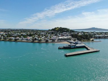 Devonport, Auckland / Yeni Zelanda - 30 Aralık 2019: The Victorian Style Seaside Village of Devonport, Arkaplanda Auckland simgeleri ve Cbd ile gökyüzü çizgisi