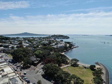 Devonport, Auckland / Yeni Zelanda - 30 Aralık 2019: The Victorian Style Seaside Village of Devonport, Arkaplanda Auckland simgeleri ve Cbd ile gökyüzü çizgisi