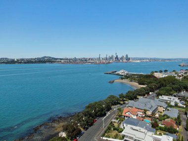 Devonport, Auckland / Yeni Zelanda - 30 Aralık 2019: The Victorian Style Seaside Village of Devonport, Arkaplanda Auckland simgeleri ve Cbd ile gökyüzü çizgisi