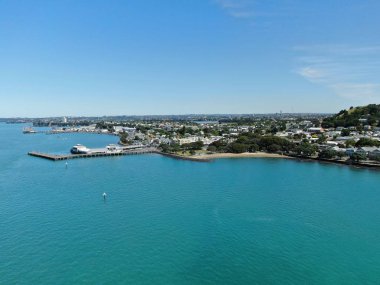 Devonport, Auckland / Yeni Zelanda - 30 Aralık 2019: The Victorian Style Seaside Village of Devonport, Arkaplanda Auckland simgeleri ve Cbd ile gökyüzü çizgisi