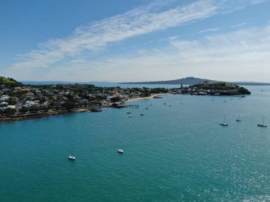 Devonport, Auckland / Yeni Zelanda - 30 Aralık 2019: The Victorian Style Seaside Village of Devonport, Arkaplanda Auckland simgeleri ve Cbd ile gökyüzü çizgisi