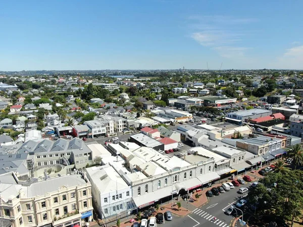 德文波特 奥克兰 新西兰 2019年12月30日 维多利亚风格的德文波特海滨村 背景是奥克兰地标和Cbd的天际线 — 图库照片