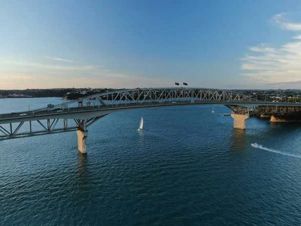 新西兰奥克兰高架桥港 2019年12月29日 环绕新西兰北部岛屿的高架桥港 公主码头 温雅德 圣玛丽湾和威斯特萨文的美丽景色 — 图库照片