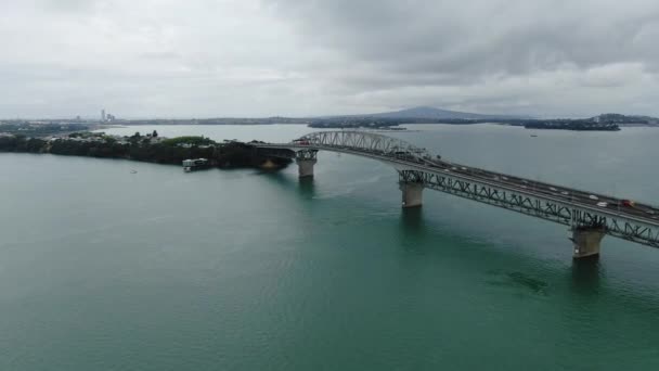 新西兰奥克兰高架港 2019年12月30日 神奇的奥克兰港湾大桥 海滩和新西兰奥克兰的城市景观 — 图库视频影像