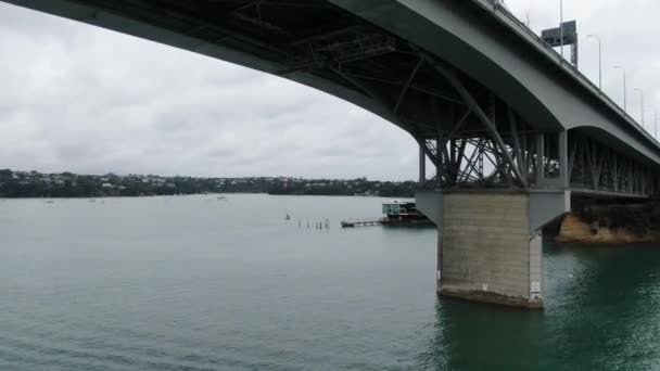 2019年12月30日 オークランド港橋 マリーナベイ ビーチ オークランドの一般的な街並みニュージーランド — ストック動画
