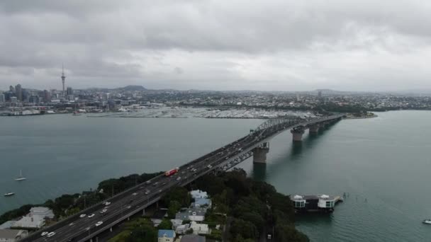 2019年12月30日 オークランド港橋 マリーナベイ ビーチ オークランドの一般的な街並みニュージーランド — ストック動画