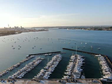 Viaduct Harbour, Auckland / Yeni Zelanda - 29 Aralık 2019: The Judges Bay, Okahu Bay ve Hobson Bay marina körfezleri ve tekne kulüpleriyle birlikte