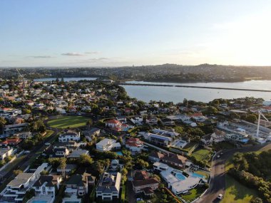 Viaduct Harbour, Auckland / Yeni Zelanda - 29 Aralık 2019: The Judges Bay, Okahu Bay ve Hobson Bay marina körfezleri ve tekne kulüpleriyle birlikte