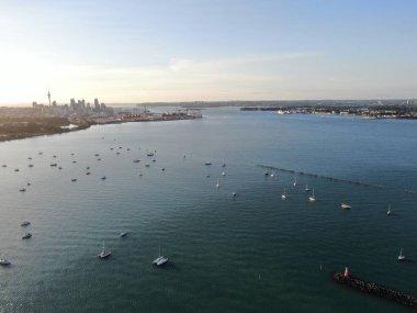 Viaduct Harbour, Auckland / Yeni Zelanda - 29 Aralık 2019: The Judges Bay, Okahu Bay ve Hobson Bay marina körfezleri ve tekne kulüpleriyle birlikte