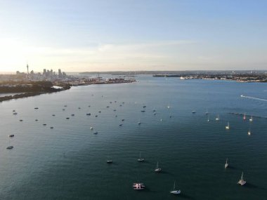 Viaduct Harbour, Auckland / Yeni Zelanda - 29 Aralık 2019: The Judges Bay, Okahu Bay ve Hobson Bay marina körfezleri ve tekne kulüpleriyle birlikte